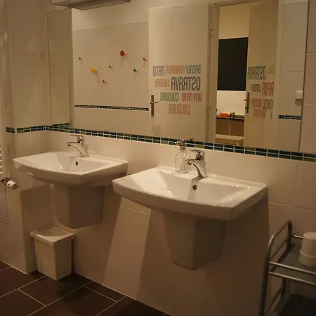 俄斯特拉发公寓式酒店 *